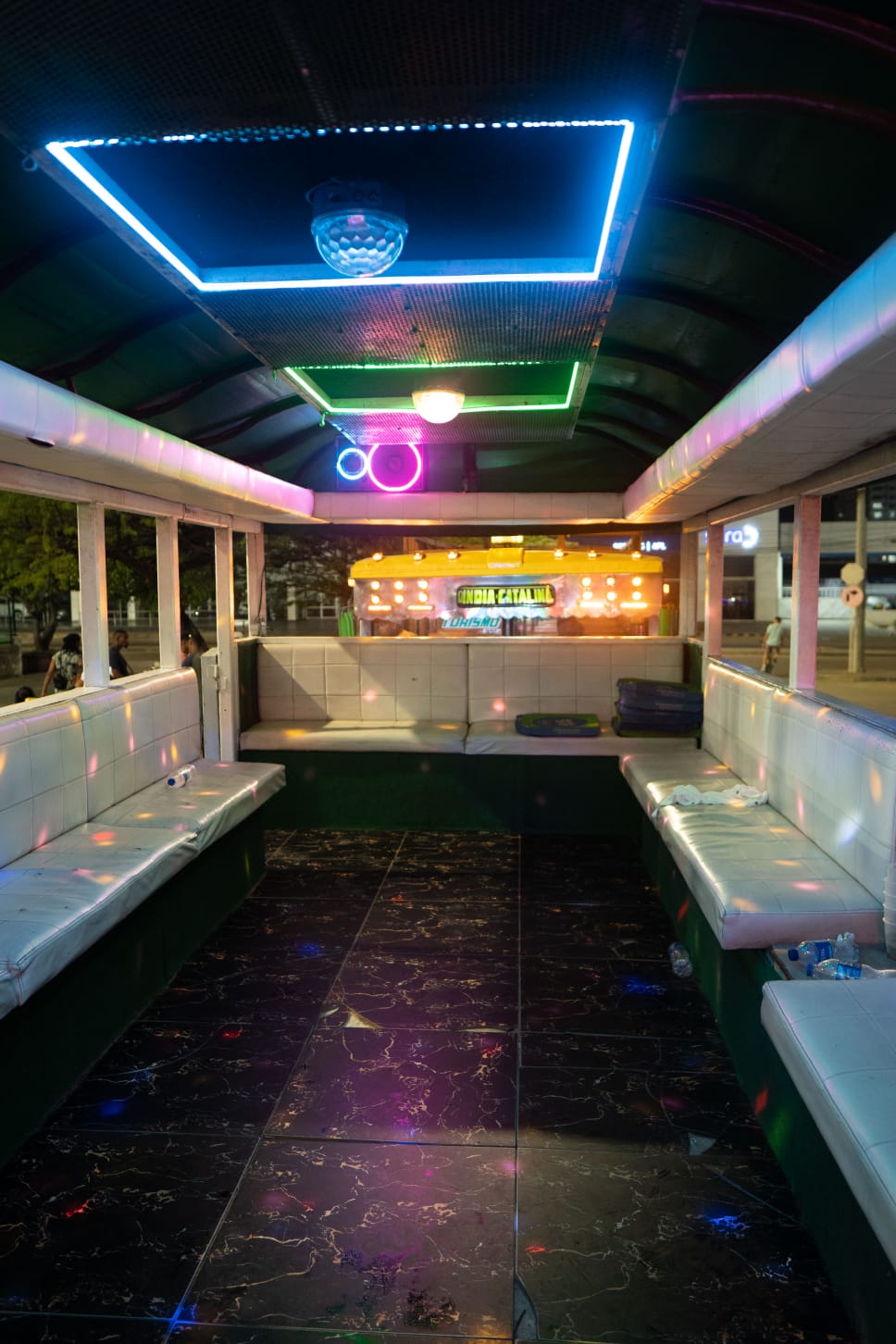 PARTY BUS - Imagen 2